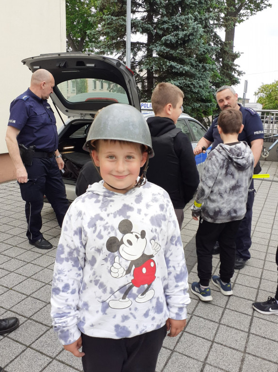 Dzieci z ZSP im. A. A. Michelsona w Strzelnie poznawały pracę policjantów