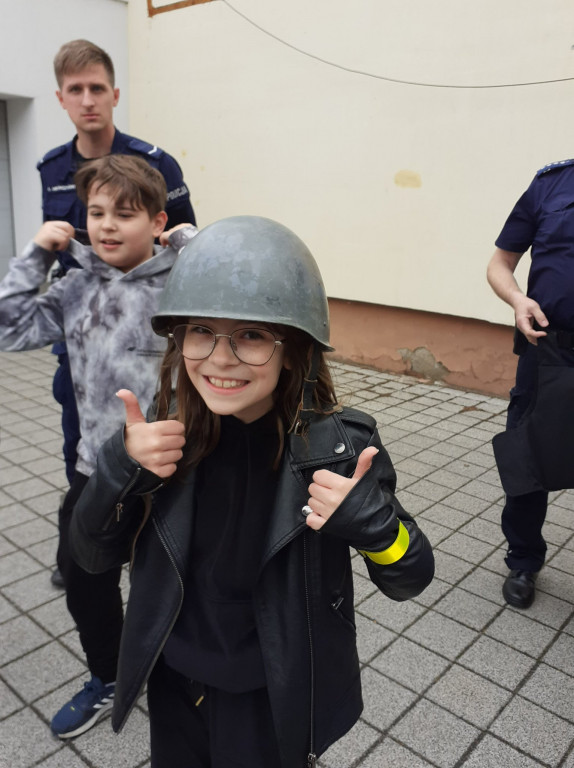 Dzieci z ZSP im. A. A. Michelsona w Strzelnie poznawały pracę policjantów