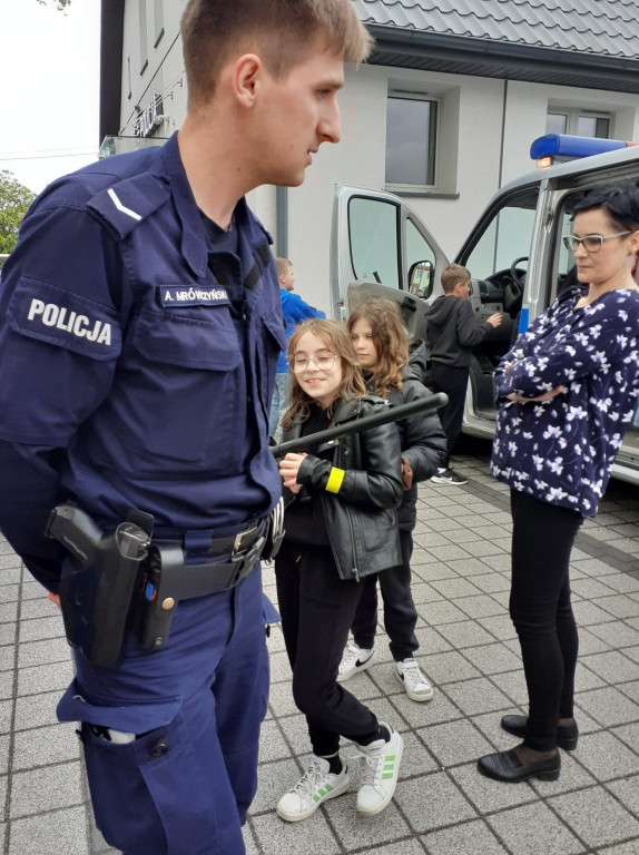 Dzieci z ZSP im. A. A. Michelsona w Strzelnie poznawały pracę policjantów