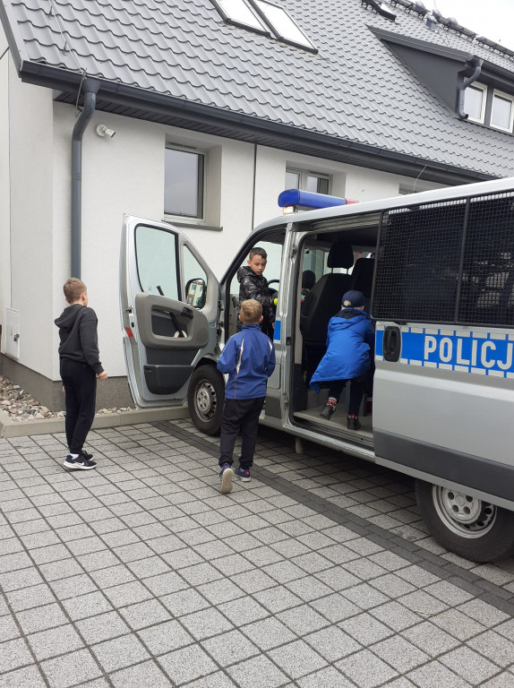 Dzieci z ZSP im. A. A. Michelsona w Strzelnie poznawały pracę policjantów