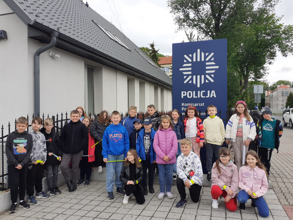 Dzieci z ZSP im. A. A. Michelsona w Strzelnie poznawały pracę policjantów