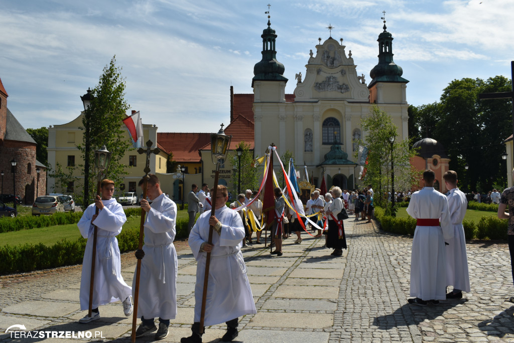 Ulicami Strzelna przeszła procesja Bożego Ciała - galeria