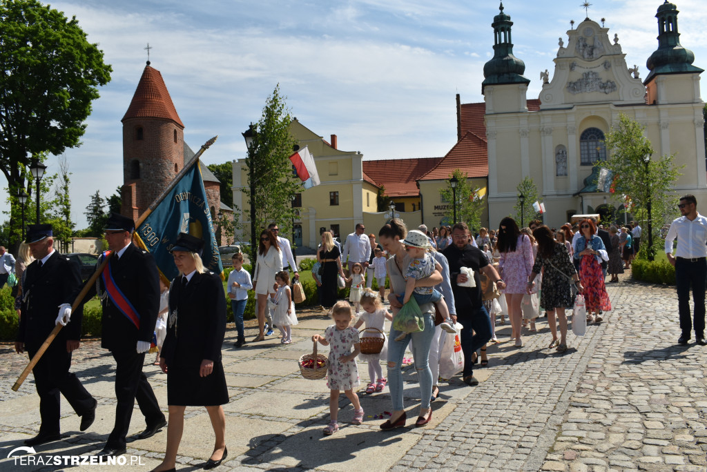 Ulicami Strzelna przeszła procesja Bożego Ciała - galeria