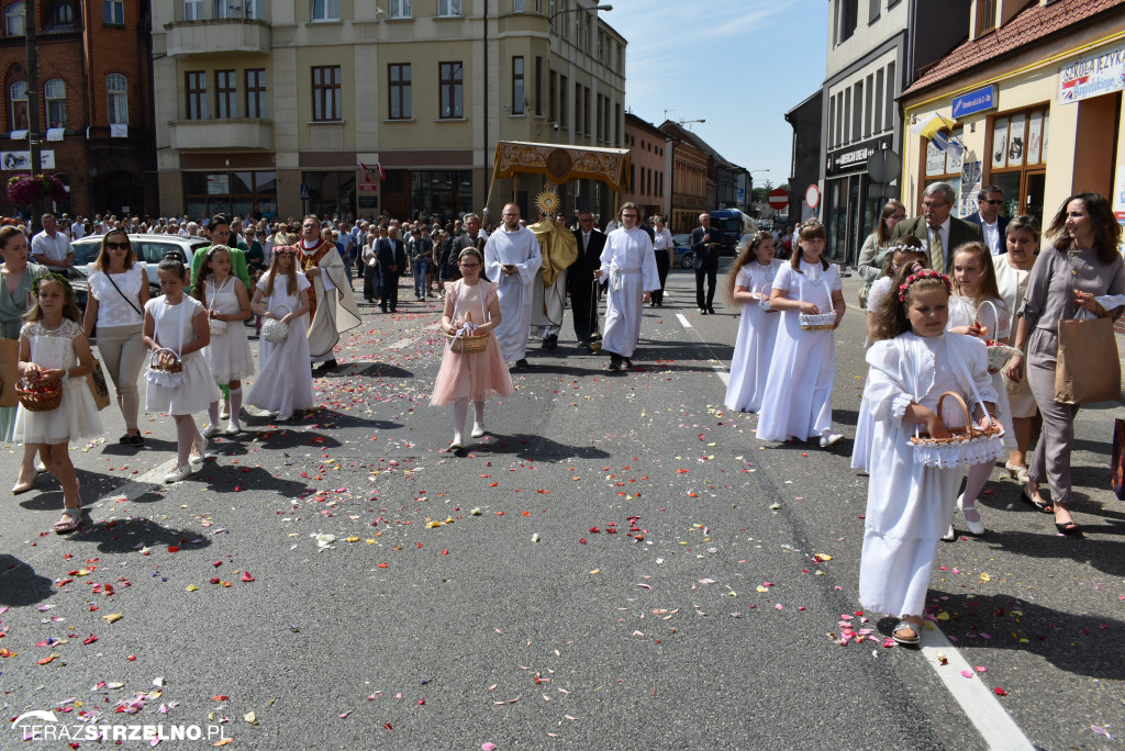 Ulicami Strzelna przeszła procesja Bożego Ciała - galeria