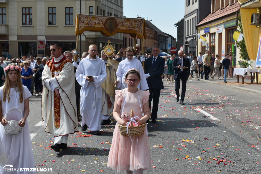 Ulicami Strzelna przeszła procesja Bożego Ciała - galeria