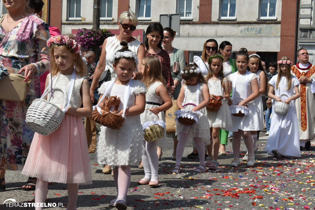 Ulicami Strzelna przeszła procesja Bożego Ciała - galeria