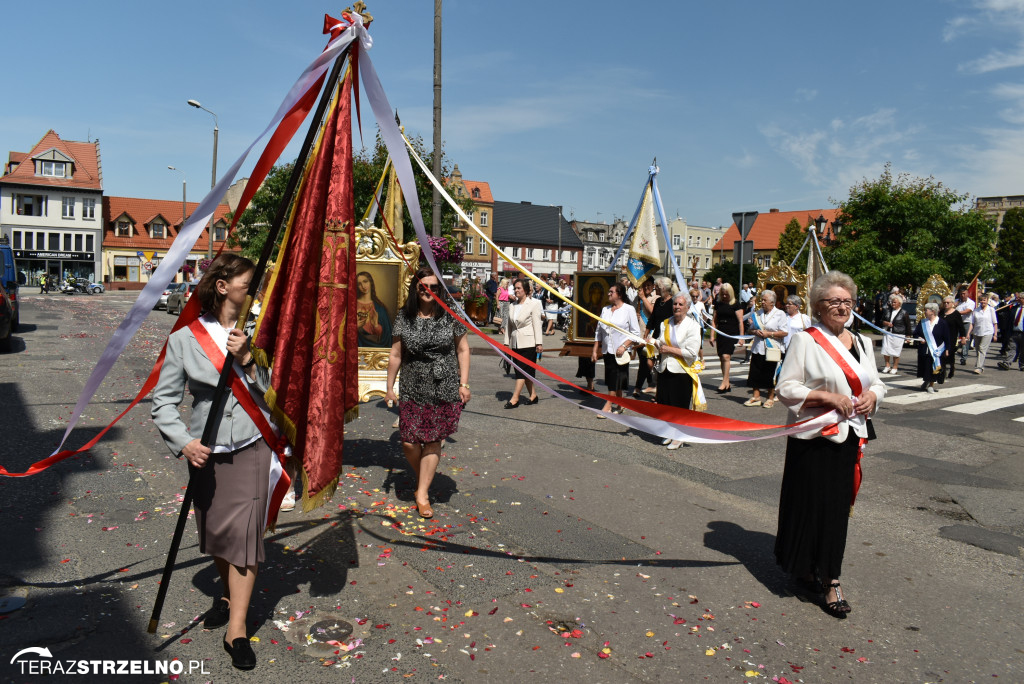 Ulicami Strzelna przeszła procesja Bożego Ciała - galeria