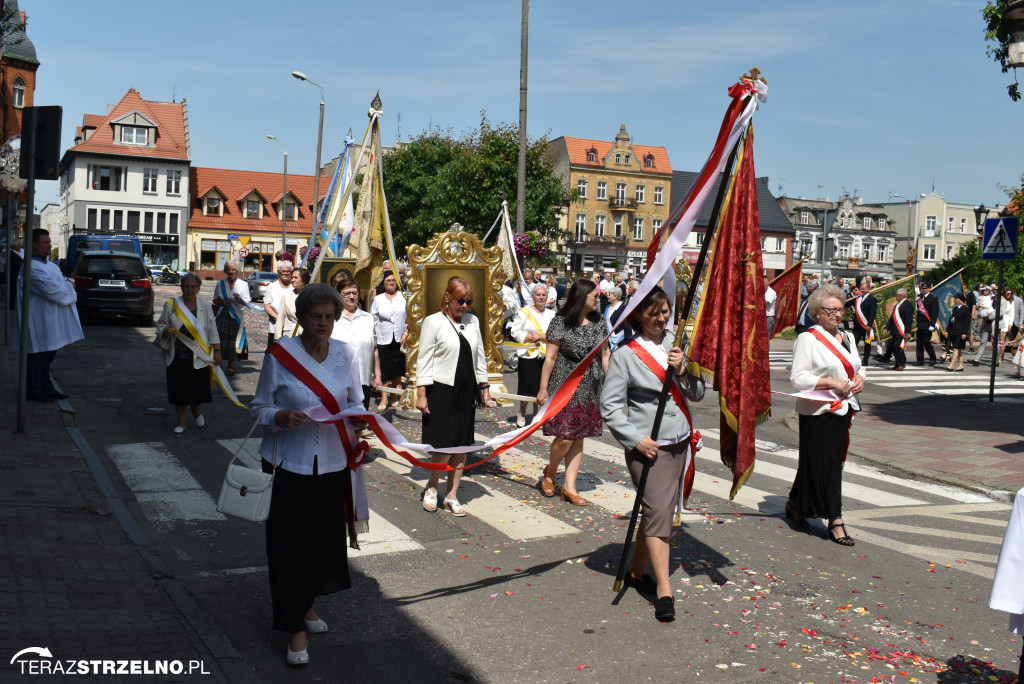 Ulicami Strzelna przeszła procesja Bożego Ciała - galeria