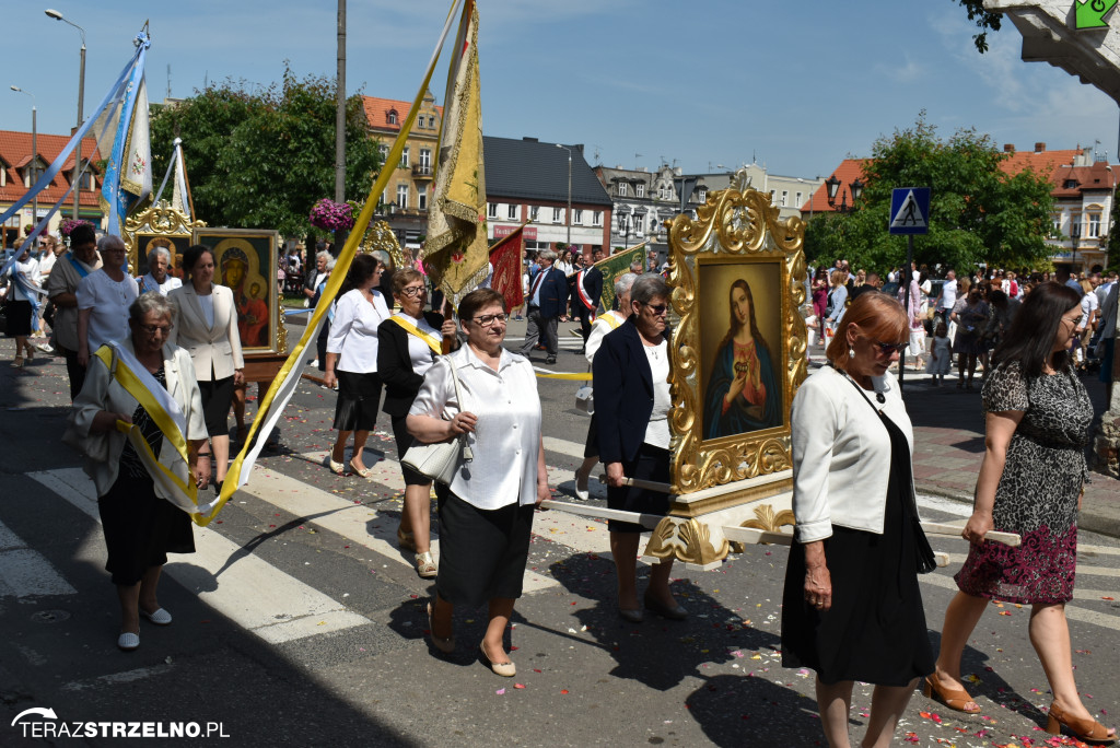 Ulicami Strzelna przeszła procesja Bożego Ciała - galeria