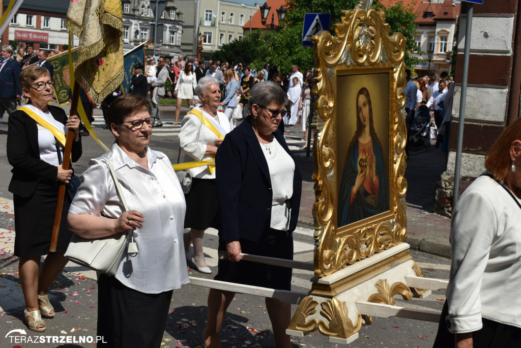 Ulicami Strzelna przeszła procesja Bożego Ciała - galeria
