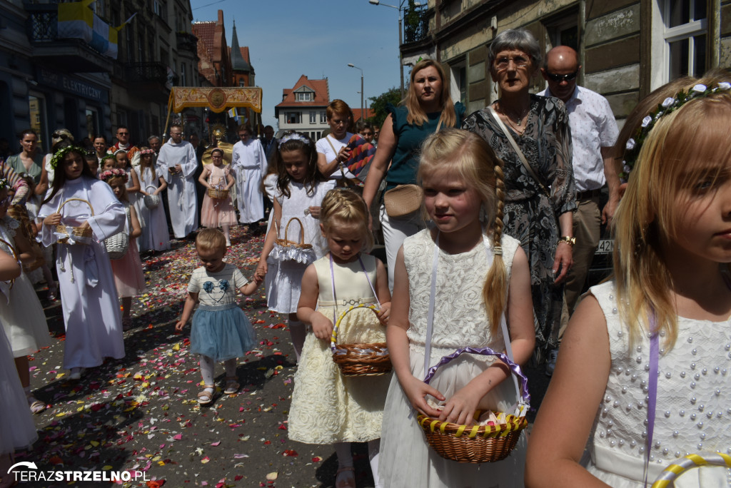 Ulicami Strzelna przeszła procesja Bożego Ciała - galeria