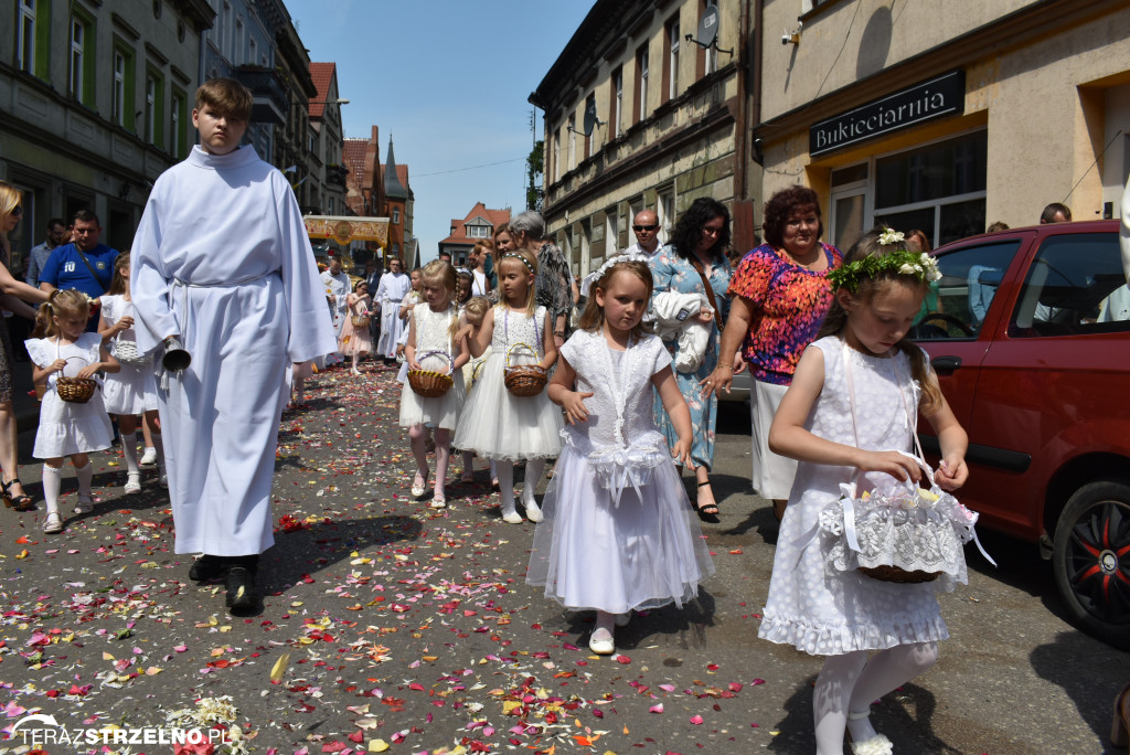 Ulicami Strzelna przeszła procesja Bożego Ciała - galeria