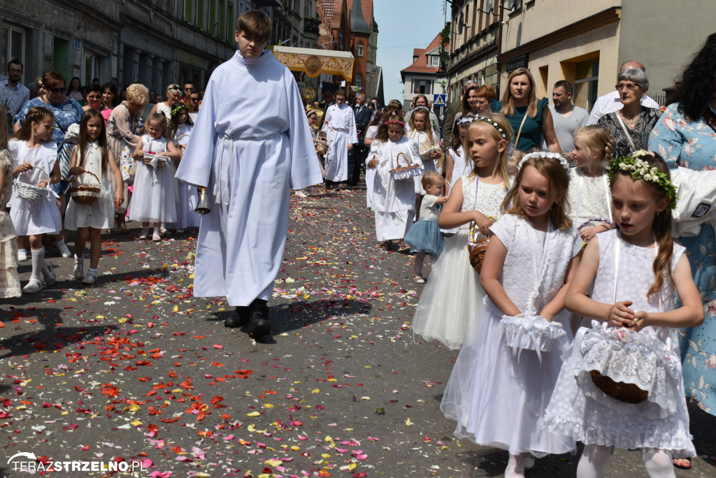 Ulicami Strzelna przeszła procesja Bożego Ciała - galeria