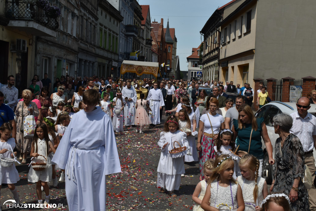 Ulicami Strzelna przeszła procesja Bożego Ciała - galeria