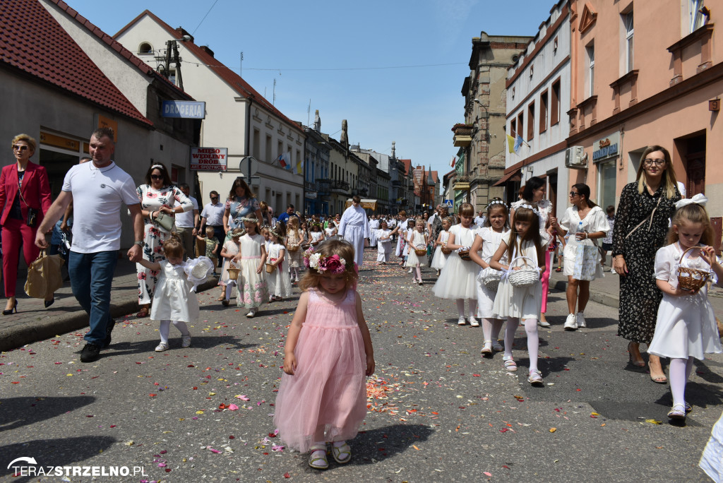 Ulicami Strzelna przeszła procesja Bożego Ciała - galeria
