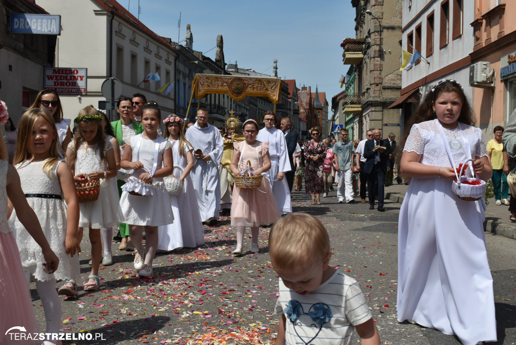 Ulicami Strzelna przeszła procesja Bożego Ciała - galeria