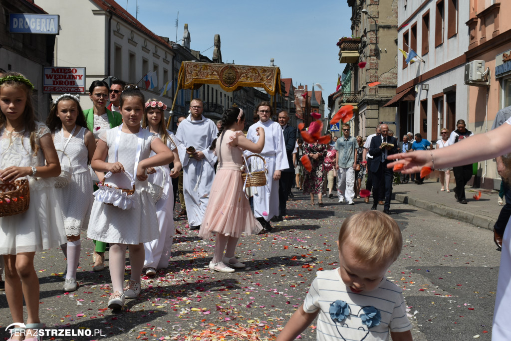 Ulicami Strzelna przeszła procesja Bożego Ciała - galeria