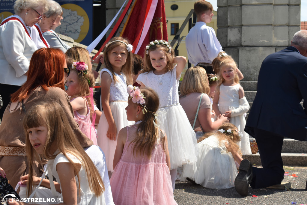 Ulicami Strzelna przeszła procesja Bożego Ciała - galeria
