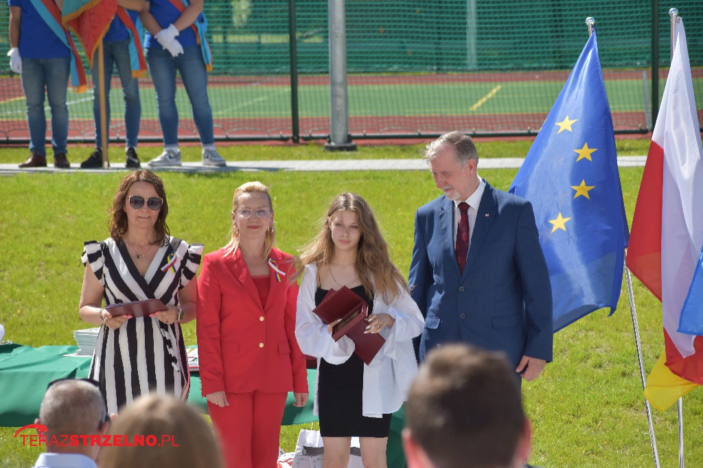 Ósmoklasiści pożegnali swoją szkołę w Strzelnie