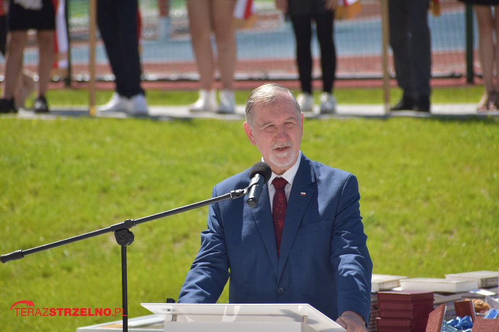 Ósmoklasiści pożegnali swoją szkołę w Strzelnie