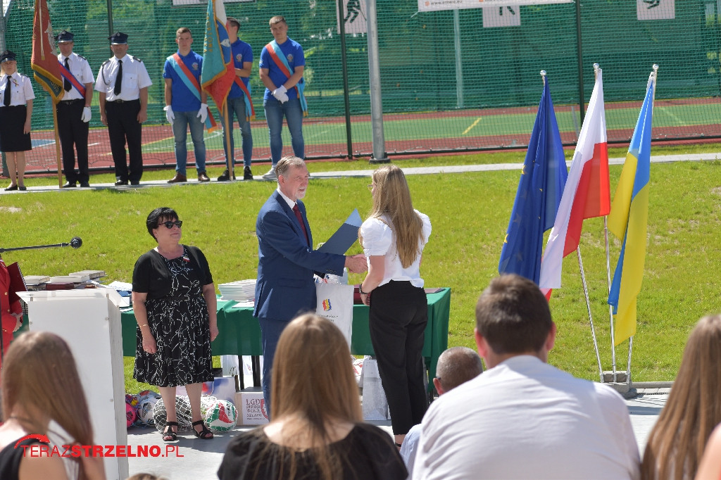 Ósmoklasiści pożegnali swoją szkołę w Strzelnie