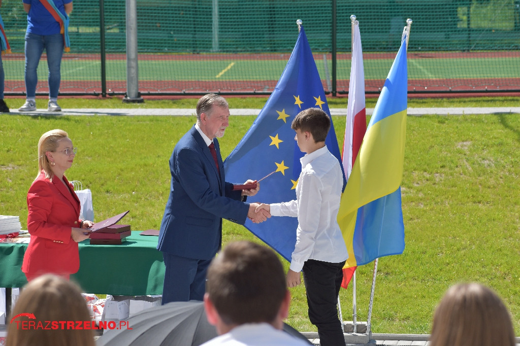 Ósmoklasiści pożegnali swoją szkołę w Strzelnie