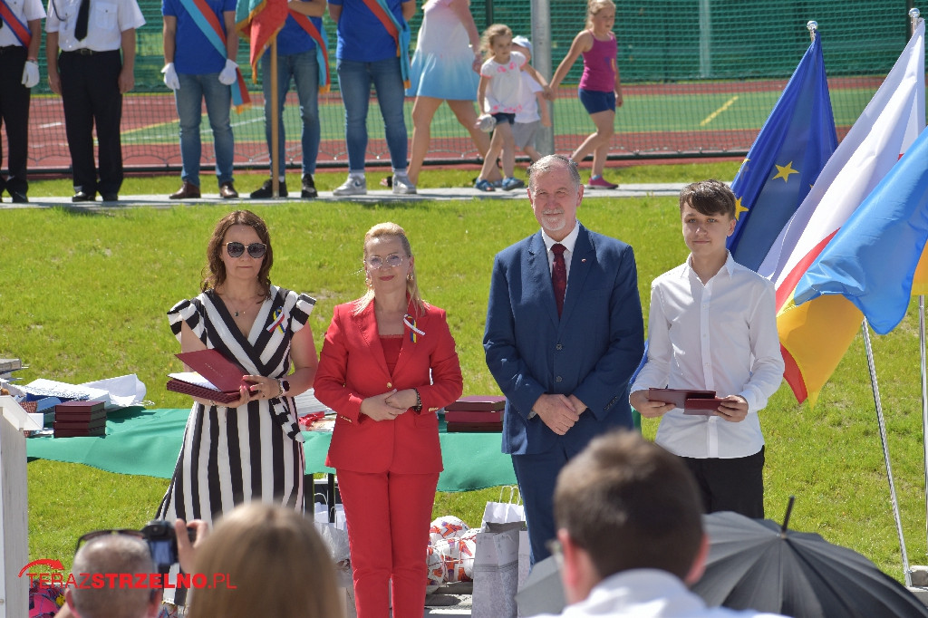 Ósmoklasiści pożegnali swoją szkołę w Strzelnie
