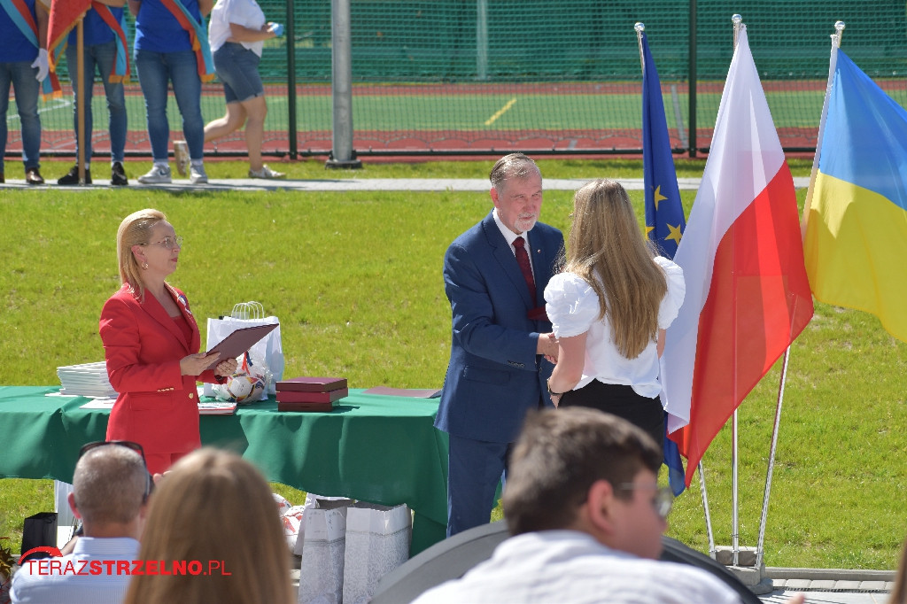 Ósmoklasiści pożegnali swoją szkołę w Strzelnie