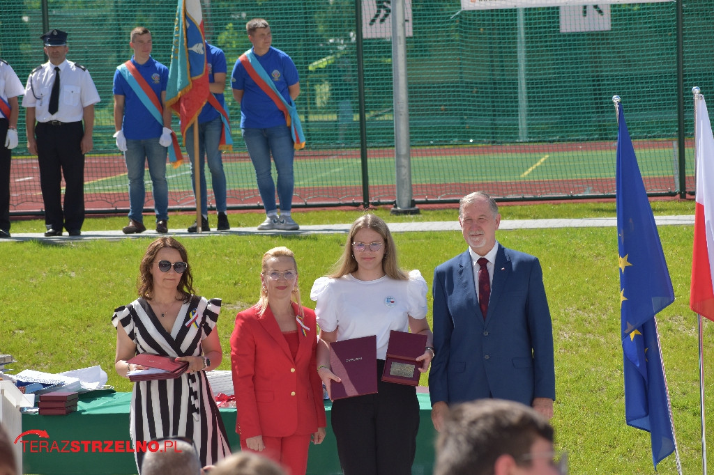 Ósmoklasiści pożegnali swoją szkołę w Strzelnie