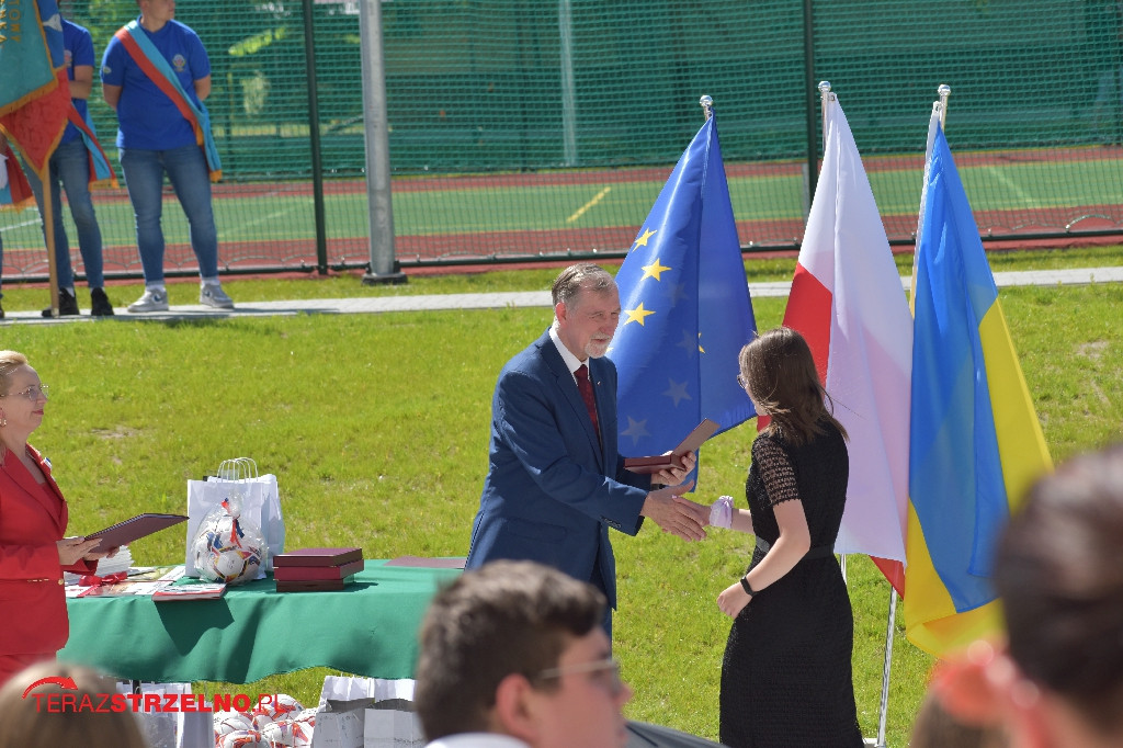 Ósmoklasiści pożegnali swoją szkołę w Strzelnie