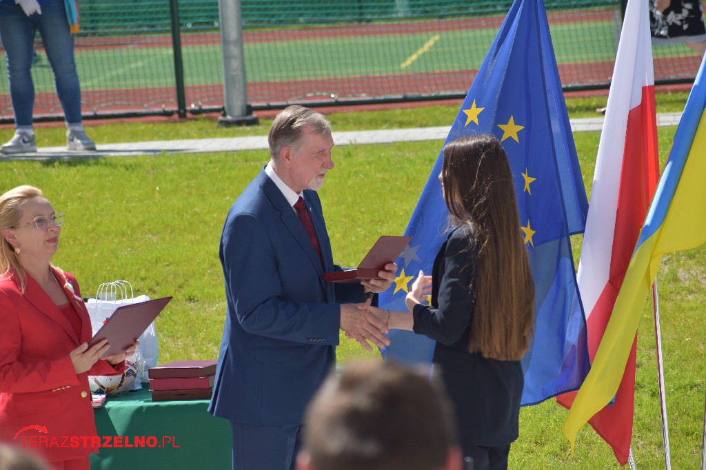 Ósmoklasiści pożegnali swoją szkołę w Strzelnie