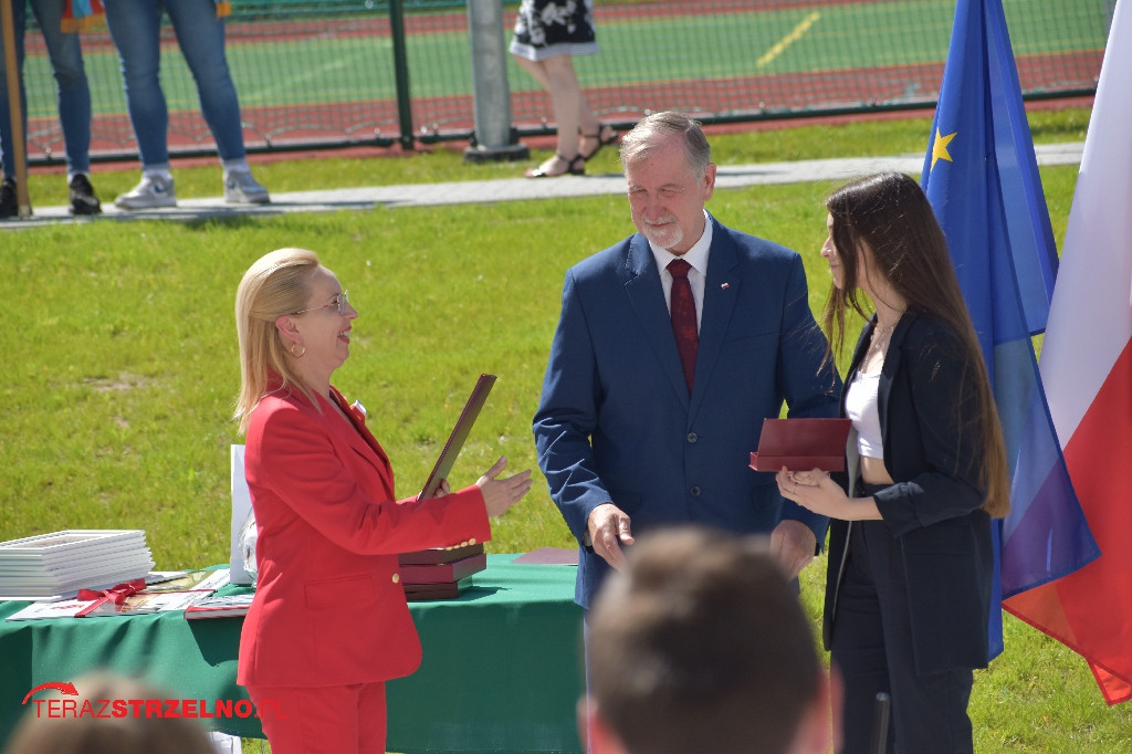Ósmoklasiści pożegnali swoją szkołę w Strzelnie
