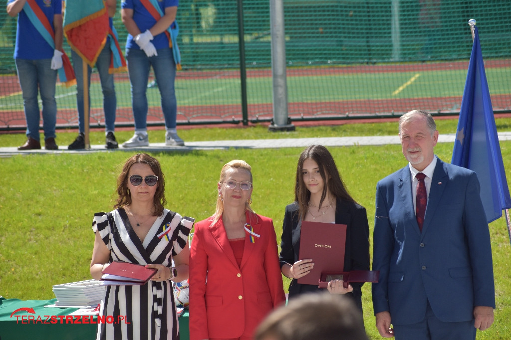Ósmoklasiści pożegnali swoją szkołę w Strzelnie