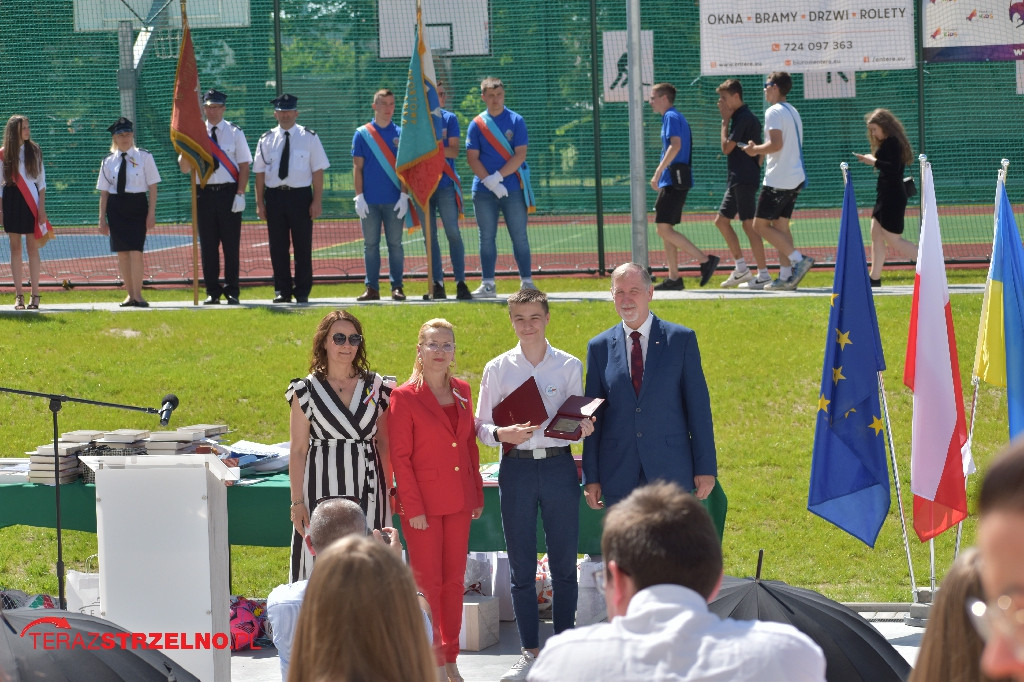 Ósmoklasiści pożegnali swoją szkołę w Strzelnie