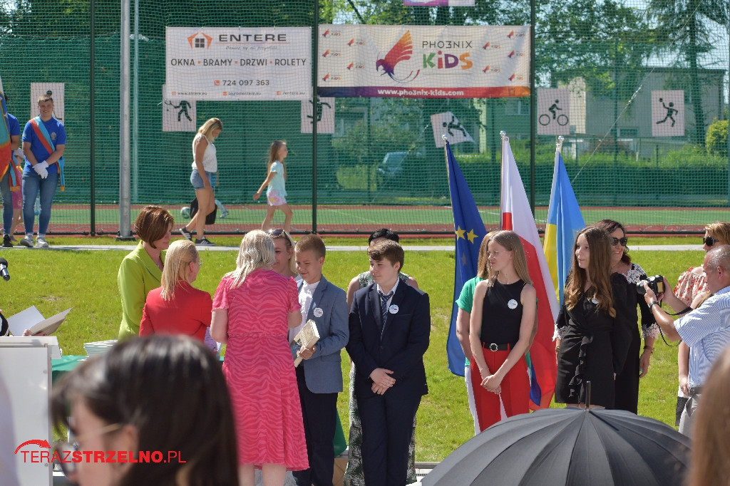 Ósmoklasiści pożegnali swoją szkołę w Strzelnie