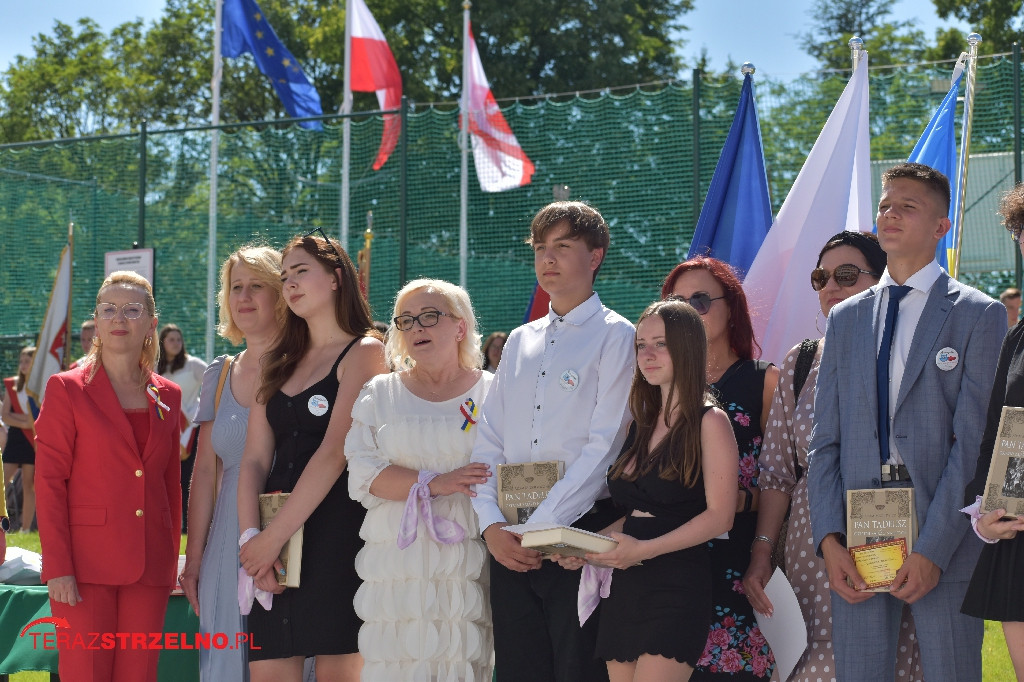 Ósmoklasiści pożegnali swoją szkołę w Strzelnie