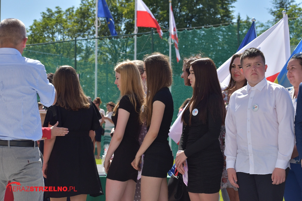Ósmoklasiści pożegnali swoją szkołę w Strzelnie