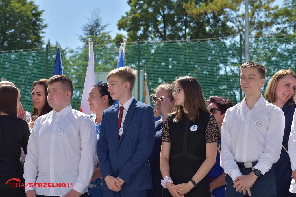 Ósmoklasiści pożegnali swoją szkołę w Strzelnie