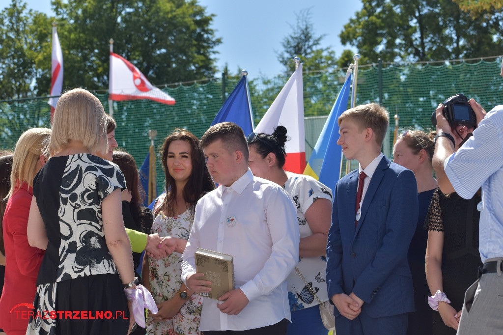 Ósmoklasiści pożegnali swoją szkołę w Strzelnie