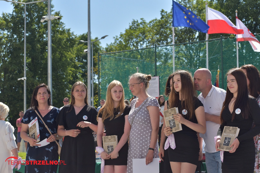 Ósmoklasiści pożegnali swoją szkołę w Strzelnie