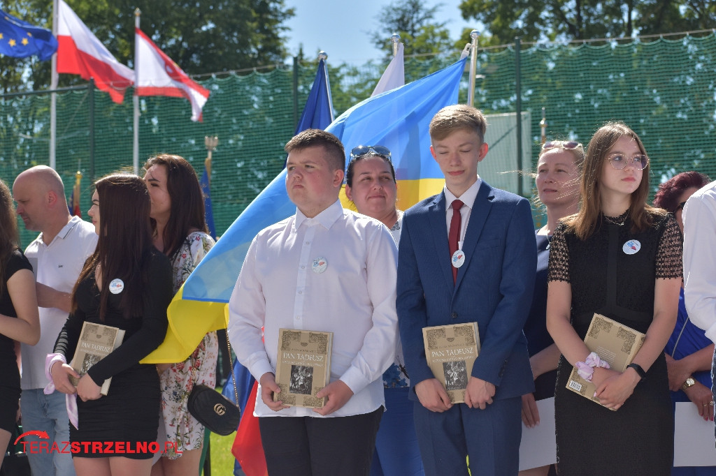Ósmoklasiści pożegnali swoją szkołę w Strzelnie