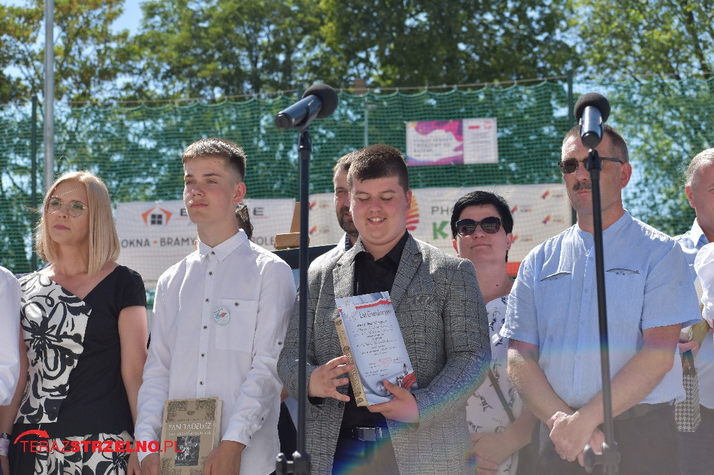 Ósmoklasiści pożegnali swoją szkołę w Strzelnie