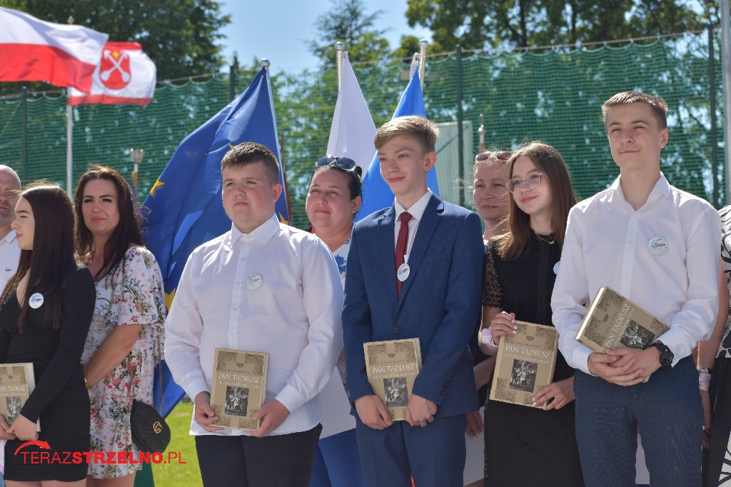 Ósmoklasiści pożegnali swoją szkołę w Strzelnie