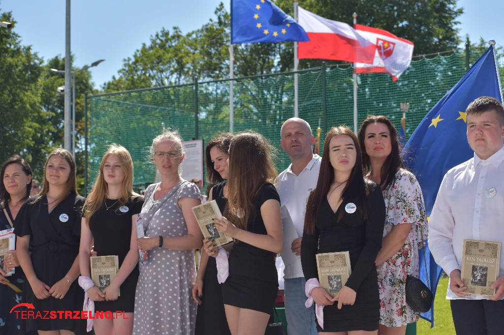 Ósmoklasiści pożegnali swoją szkołę w Strzelnie