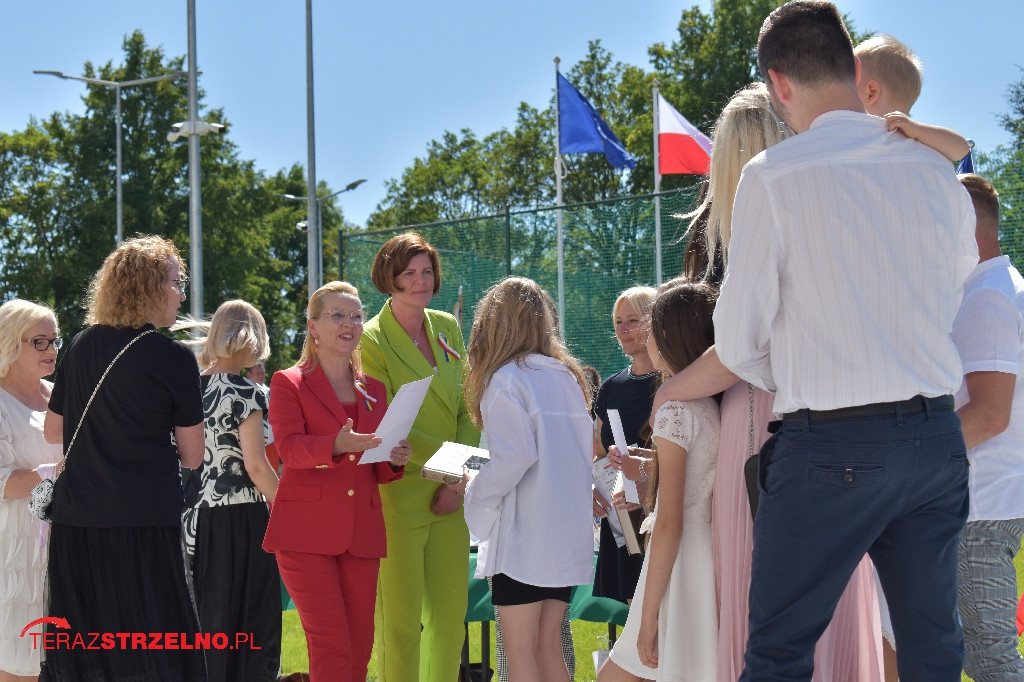 Ósmoklasiści pożegnali swoją szkołę w Strzelnie