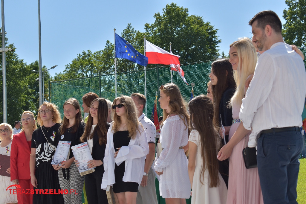 Ósmoklasiści pożegnali swoją szkołę w Strzelnie