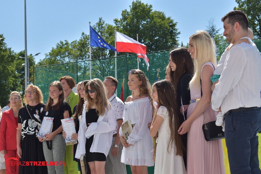 Ósmoklasiści pożegnali swoją szkołę w Strzelnie