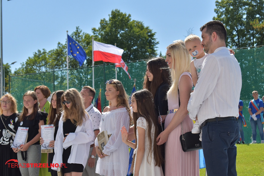 Ósmoklasiści pożegnali swoją szkołę w Strzelnie