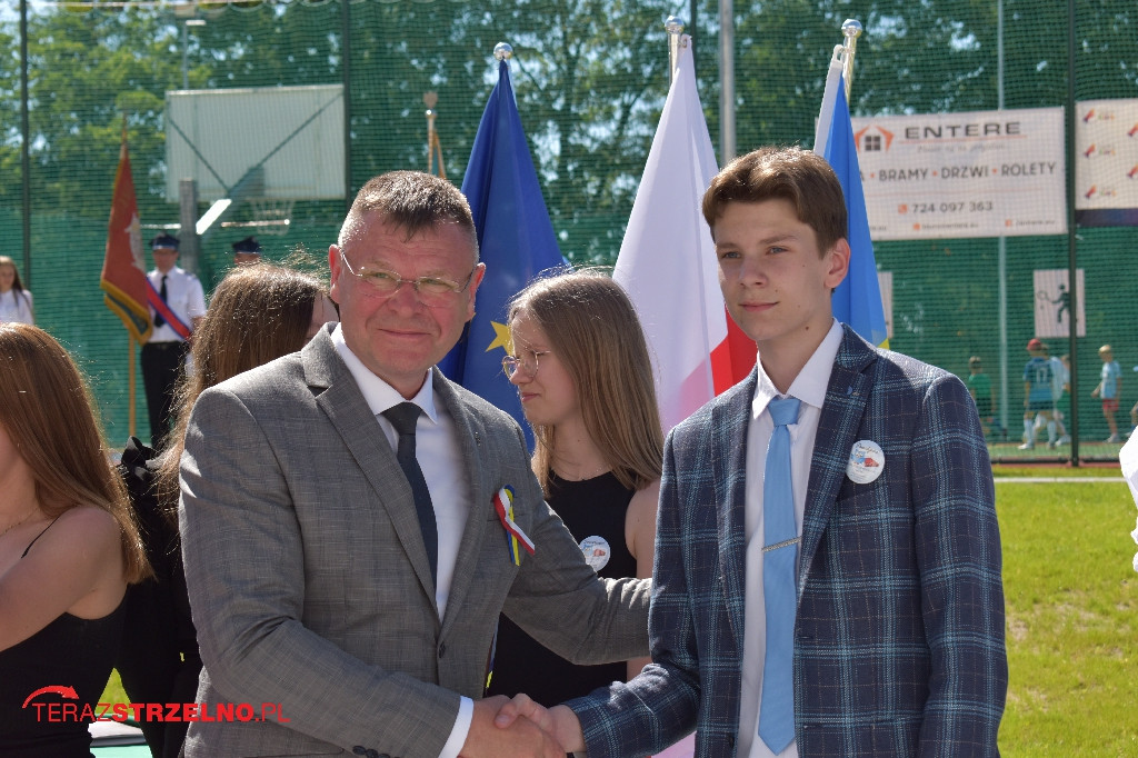 Ósmoklasiści pożegnali swoją szkołę w Strzelnie