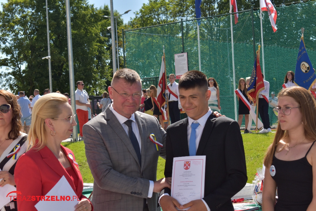 Ósmoklasiści pożegnali swoją szkołę w Strzelnie